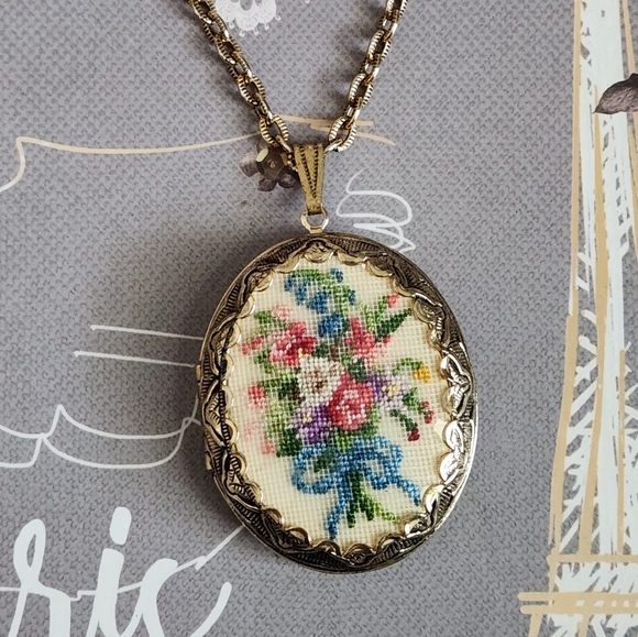 Vtg Petit Point Gold-Tone Locket Pendant Necklace - Picture 2 of 6